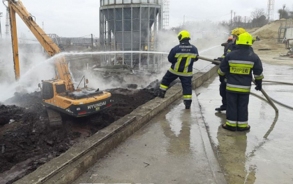 Dupa patru zile, pompierii au reusit sa stinga complet incendiul de la Portul Giurgiulesti - FOTO Dupa patru zile, pompierii au reusit sa stinga complet incendiul de la Portul Giurgiulesti - FOTO