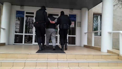 Clipe de groaza pentru un barbat din Ialoveni. A fost batut, legat cu o funie, tarat in beci si stropit cu combustibil pentru a fi incendiat. Doi barbati - retinuti. Ce s-a intamplat, de fapt Clipe de groaza pentru un barbat din Ialoveni. A fost batut, legat cu o funie, tarat in beci si stropit cu combustibil pentru a fi incendiat. Doi barbati - retinuti. Ce s-a intamplat, de fapt