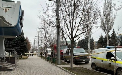 Alerta falsa cu bomba la Judecatoria Buiucani din capitala. Oamenii legii cauta persoana vinovata - FOTO Alerta falsa cu bomba la Judecatoria Buiucani din capitala. Oamenii legii cauta persoana vinovata - FOTO