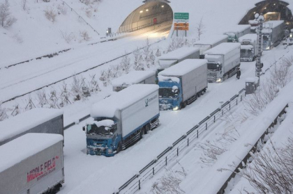 Japonia lovita de ninsori puternice: 5 morti, masini blocate pe sosele, trenuri oprite si zboruri anulate - FOTO 