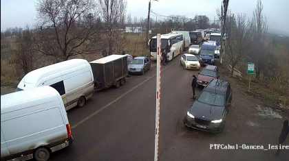 Aglomeratie la frontiera cu Romania. Zeci de masini asteapta sa iasa din tara, la vama Cahul - FOTO