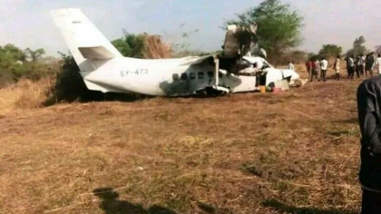 Accident aviatic. Un avion in care se aflau cinci pasageri s-a izbit de sol imediat dupa decolare - FOTO Accident aviatic. Un avion in care se aflau cinci pasageri s-a izbit de sol imediat dupa decolare - FOTO