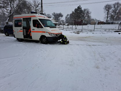 Iarna se face simtita in sudul tarii. O ambulanta - blocata in Taraclia din cauza zapezii. Pompierii au intervenit - FOTO