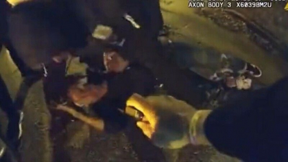 Politia din SUA a facut publice imagini brutale dinaintea mortii lui Tyre Nichols. Isi striga mama cand era batut de agenti
Politia din SUA a facut publice imagini brutale dinaintea mortii lui Tyre Nichols. Isi striga mama cand era batut de agenti
