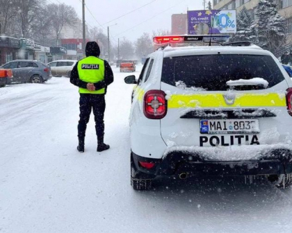 Atentie, soferi. In mai multe regiuni din tara se circula in conditii de iarna. Politia vine cu recomandari Atentie, soferi. In mai multe regiuni din tara se circula in conditii de iarna. Politia vine cu recomandari