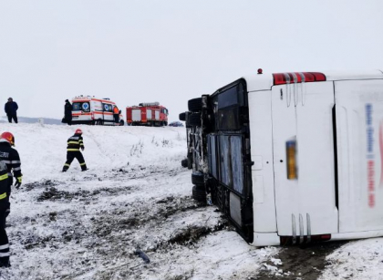 Un autocar din Moldova s-a rasturnat pe o strada din Galati, Romania. Trei persoane - ranite. Precizarile MAEIE - FOTO