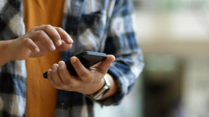 Barbat devenit mai bogat dupa o noapte de betie. Dupa ce si-a gasit telefonul pierdut a aflat ca a castigat la pariuri online
