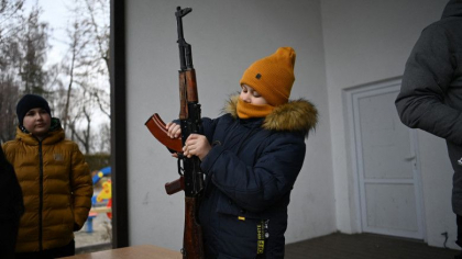 Elevii rusi se vor antrena cu pusti de asalt si grenade. Ministerul Apararii din Marea Britanie: Rusia incearca sa „evoce URSS” Elevii rusi se vor antrena cu pusti de asalt si grenade. Ministerul Apararii din Marea Britanie: Rusia incearca sa „evoce URSS”