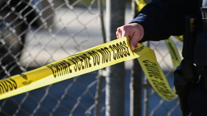 Atac armat misterios intr-un cartier de lux din California. Trei oameni au fost gasiti morti intr-o masina parcata in curtea unei vile Atac armat misterios intr-un cartier de lux din California. Trei oameni au fost gasiti morti intr-o masina parcata in curtea unei vile