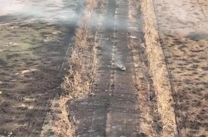 Din lac in put: Ce se intampla cu un blindat rusesc ce incearca sa scape pe drum de artileria ucraineana - VIDEO Din lac in put: Ce se intampla cu un blindat rusesc ce incearca sa scape pe drum de artileria ucraineana - VIDEO