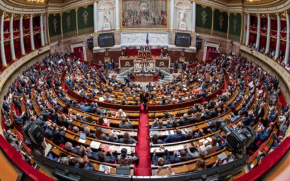 Franta: Opozitia de stanga si de dreapta cere supunerea reformei pensiilor unui referendum pe fondul amplificarii protestelor sociale
