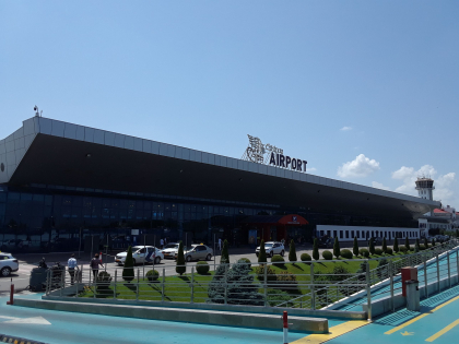 Fara ambuteiaje la Aeroport International Chisinau. Andrei Spinu: "Taximetristii nu vor mai sta la iesire sa preia pasagerii" Fara ambuteiaje la Aeroport International Chisinau. Andrei Spinu: "Taximetristii nu vor mai sta la iesire sa preia pasagerii"