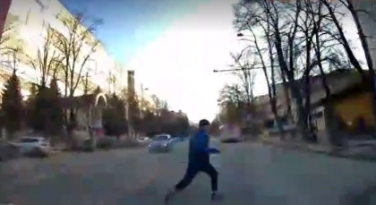 Un copil - la un pas de a fi lovit de o masina pe o strada din capitala.  Momentul - surprins de camera de bord - VIDEO Un copil - la un pas de a fi lovit de o masina pe o strada din capitala.  Momentul - surprins de camera de bord - VIDEO