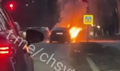 O masina a luat foc pe o strada din capitala. Momentul - surprins de internauti - VIDEO
O masina a luat foc pe o strada din capitala. Momentul - surprins de internauti - VIDEO