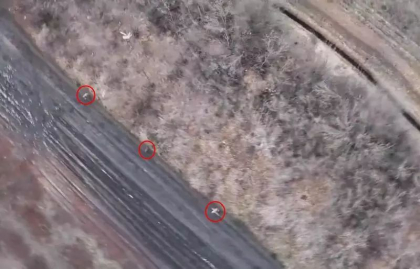 Soldatii rusi au luat-o la fuga dupa ce o drona ucraineana le-a luat la tinta buncarul - VIDEO Soldatii rusi au luat-o la fuga dupa ce o drona ucraineana le-a luat la tinta buncarul - VIDEO