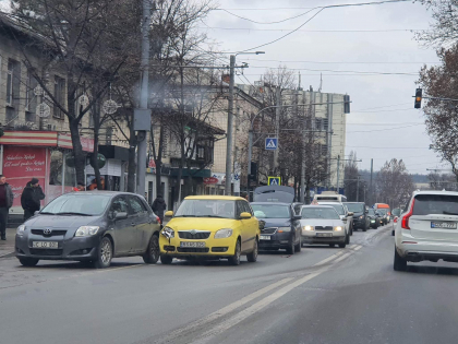 Carambol in capitala. O femeie a ajuns la spital, dupa ce trei masini s-au lovit. Imagini surprinse de martori - FOTO Carambol in capitala. O femeie a ajuns la spital, dupa ce trei masini s-au lovit. Imagini surprinse de martori - FOTO