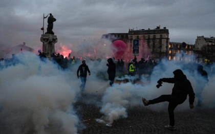 Proteste impotriva reformei pensiilor in Franta: Jumatate de milion de manifestanti la Paris, potrivit sindicatelor
Proteste impotriva reformei pensiilor in Franta: Jumatate de milion de manifestanti la Paris, potrivit sindicatelor