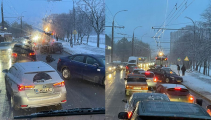 Doua masini si un troleibuz plin cu pasageri s-au lovit pe o strada din capitala. Imagini de la locul accidentului - FOTO 