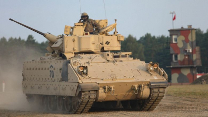 Imagini cu blindatele Bradley trimise spre Ucraina. Este primul transport de vehicule de lupta pe care SUA il furnizeaza Kievului - FOTO