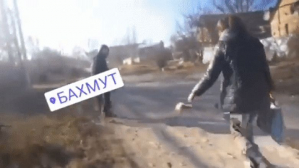 Imagini cu impact emotional. Bahmut, la cativa metri de moarte. Momentul in care un obuz explodeaza langa un grup de voluntari care ajutau la evacuarea civililor - VIDEO 