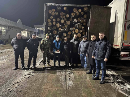 Primul lot de lemne de foc din Romania a ajuns in Moldova. Acesta a fost primit de catre ministrul Mediului, Iordanca Iordanov. Cui vor fi oferite gratuit - FOTO