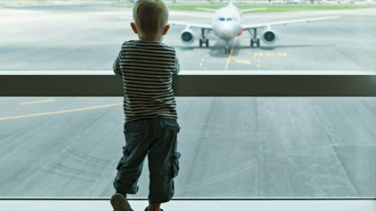 Doi părinți și-au lăsat copilul la check-in pe aeroport după ce au fost puși să îi cumpere bilet
