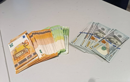 A incercat sa iasa din Republica Moldova cu 10 mii de dolari si peste 18 mii de euro nedeclarati. Un ucrainean - retinut, pe Aeroportul International Chisinau - FOTO A incercat sa iasa din Republica Moldova cu 10 mii de dolari si peste 18 mii de euro nedeclarati. Un ucrainean - retinut, pe Aeroportul International Chisinau - FOTO