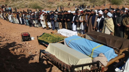 49 de copii s-au inecat in Pakistan dupa ce barca lor supraincarcata s-a rasturnat intr-un lac 49 de copii s-au inecat in Pakistan dupa ce barca lor supraincarcata s-a rasturnat intr-un lac