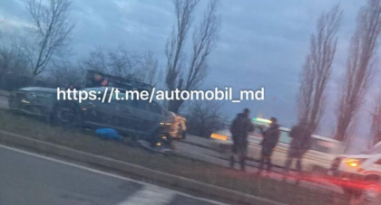 Accident in capitala. Un barbat s-a ales cu mai multe traume, dupa ce doua masini s-au lovit puternic - FOTO Accident in capitala. Un barbat s-a ales cu mai multe traume, dupa ce doua masini s-au lovit puternic - FOTO