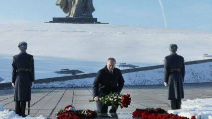 Rusia celebreaza 80 de ani de la victoria sovietica de la Stalingrad. Putin participa la manifestari
Rusia celebreaza 80 de ani de la victoria sovietica de la Stalingrad. Putin participa la manifestari