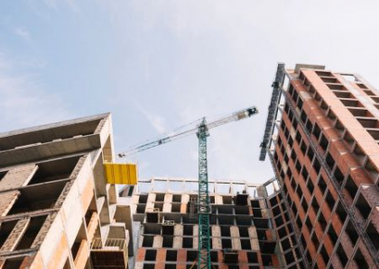 La stabilirea pretului de vanzare-cumparare a terenurilor destinate constructiilor se va lua in calcul amplasarea geografica a acestora La stabilirea pretului de vanzare-cumparare a terenurilor destinate constructiilor se va lua in calcul amplasarea geografica a acestora