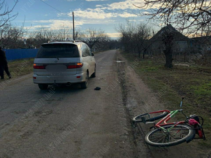 Un copil - transportat la spital, dupa ce bicicleta pe care se deplasa impreuna cu mama sa a fost lovita de un automobil - FOTO Un copil - transportat la spital, dupa ce bicicleta pe care se deplasa impreuna cu mama sa a fost lovita de un automobil - FOTO