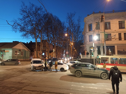 Doua masini au fost avariate, dupa ce s-au lovit la o intersectie din centrul capitalei - FOTO Doua masini au fost avariate, dupa ce s-au lovit la o intersectie din centrul capitalei - FOTO