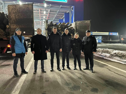 Inca 16 camioane cu lemn de foc din Romania au ajuns in tara noastra. Cum va fi distribuit acest lot - FOTO Inca 16 camioane cu lemn de foc din Romania au ajuns in tara noastra. Cum va fi distribuit acest lot - FOTO