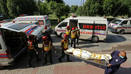 Cel putin 17 oameni au murit dupa ce un autobuz si un camion s-au ciocnit in Pakistan Cel putin 17 oameni au murit dupa ce un autobuz si un camion s-au ciocnit in Pakistan