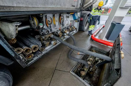UE impune plafoane de pret pentru motorina si pacura din Rusia
UE impune plafoane de pret pentru motorina si pacura din Rusia