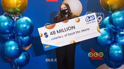 O fata de 18 ani care a jucat pentru prima data la loto a castigat marele premiu. Ce va face cu suma uriasa O fata de 18 ani care a jucat pentru prima data la loto a castigat marele premiu. Ce va face cu suma uriasa