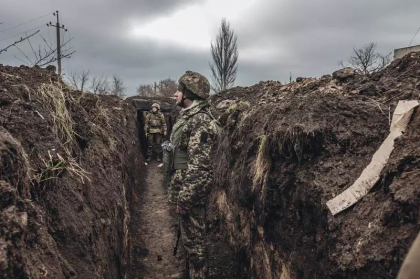 Zelenski spune ca situatia de pe front devine din cea in ce mai grea. Este foarte greu acum in Bahmut, Vuhledar, Liman si in alte directii Zelenski spune ca situatia de pe front devine din cea in ce mai grea. Este foarte greu acum in Bahmut, Vuhledar, Liman si in alte directii