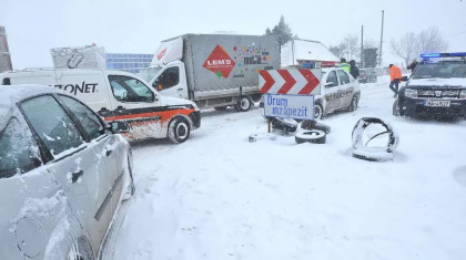 Efectele viscolului din Romania: Zeci de drumuri inchise, oameni blocati in zapada si localitati fara electricitate - FOTO/VIDEO