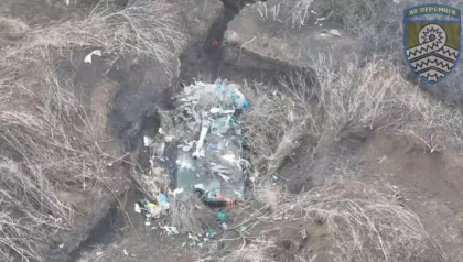 Soldatii rusi au incercat sa isi camufleze un obuzier cu gunoaie. Ucrainenii l-au distrus oricum - VIDEO Soldatii rusi au incercat sa isi camufleze un obuzier cu gunoaie. Ucrainenii l-au distrus oricum - VIDEO