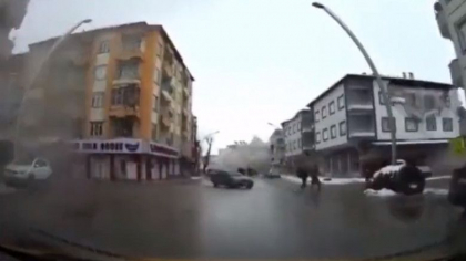 Prima secunda a cutremurului de 7,5, surprinsa de camera de bord a unui sofer. Cladirile care cad par din carton - VIDEO Prima secunda a cutremurului de 7,5, surprinsa de camera de bord a unui sofer. Cladirile care cad par din carton - VIDEO