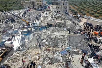 Imagini dramatice cu o fetita din Siria scoasa din daramaturi de tatal ei, care sapa cu mainile goale - VIDEO Imagini dramatice cu o fetita din Siria scoasa din daramaturi de tatal ei, care sapa cu mainile goale - VIDEO