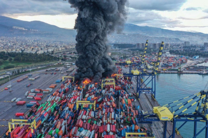Un incendiu izbucnit in portul turc Iskenderun dupa cutremurele de luni continua si marti - VIDEO
Un incendiu izbucnit in portul turc Iskenderun dupa cutremurele de luni continua si marti - VIDEO
