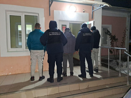 Doi moldoveni - documentati, dupa ce au ajutat trei ucraineni sa intre ilegal in Republica Moldova
Doi moldoveni - documentati, dupa ce au ajutat trei ucraineni sa intre ilegal in Republica Moldova