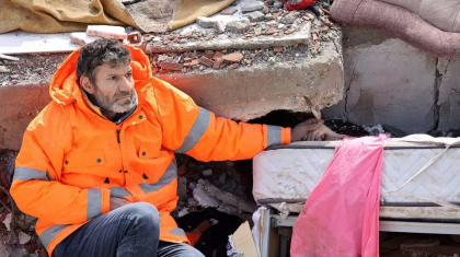 Imaginea durerii. Un barbat din Turcia refuza sa dea drumul mainii fiicei sale de 15 ani, ucisa in blocul prabusit de cutremur
Imaginea durerii. Un barbat din Turcia refuza sa dea drumul mainii fiicei sale de 15 ani, ucisa in blocul prabusit de cutremur
