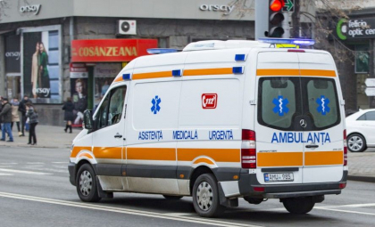 Un barbat a ajuns la spital, dupa ce a fost lovit de un microbuz de ruta, in timp ce a traversat strada neregulamentar, in capitala