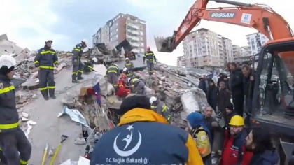 Momentul in care salvatorii romani scot un barbat de sub daramaturi, in Turcia - VIDEO