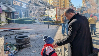 Imaginile durerii din Turcia. Tatal asteapta cu fiul de patru ani in timp ce mama copilului este cautata sub darmaturi
