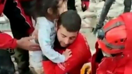 Momentul in care o fetita este scoasa de sub daramaturi, dupa 36 de ore de la cutremure. Si-a pierdut mama, tatal si fratele - VIDEO
