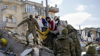 Trei copii au fost salvati de sub daramaturi la 52 de ore dupa cutremurele care au lovit sudul Turciei Trei copii au fost salvati de sub daramaturi la 52 de ore dupa cutremurele care au lovit sudul Turciei